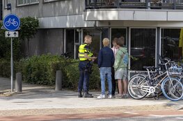Fietser onderuit op de Uit den Bosstraat in Haarlem