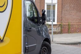 Fietser geschept door afslaande bestelwagen in Haarlem