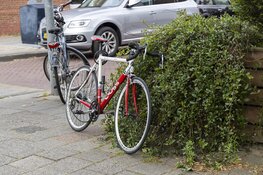Fietser geschept door afslaande bestelwagen in Haarlem