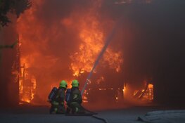 Grote brand bij Albert Heijn aan Soendaplein in Haarlem, rook in wijde omgeving te zien