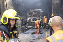 Uitgebrande vrachtwagen uit Albert Heijn Haarlem getrokken na zeer grote brand
