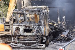 Uitgebrande vrachtwagen uit Albert Heijn Haarlem getrokken na zeer grote brand