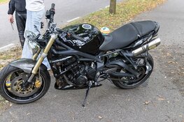 Motorrijder mist bocht en schiet tegen hekwerk in Aerdenhout