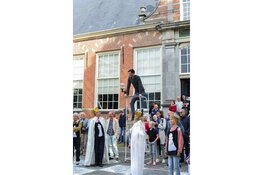 Levend schaakspel op het Doelenplein in Haarlem