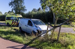 Busje raakt van de weg en rijdt lantaarnpaal omver in Haarlem