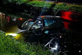 Auto rolt te water na vergeten handrem