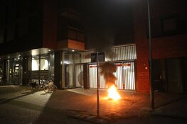 Bewoner weet brandende accu van jetboard snel naar buiten te gooien