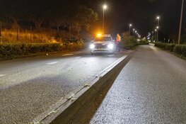 Tesla door heg tegen hekwerk na mislukte inhaalactie in Zandvoort