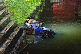 Scooterrijder rijdt te water in park in Haarlem