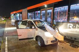 Ongeluk tussen auto en bus in Haarlem