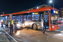 Ongeluk tussen auto en bus in Haarlem