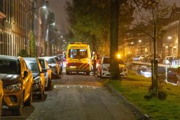 Auto ondersteboven te water in Haarlem