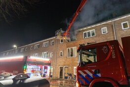 Flinke brand in woning Jan Gijzenkade in Haarlem, hulpdiensten uren bezig