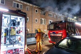 Flinke brand in woning Jan Gijzenkade in Haarlem, hulpdiensten uren bezig