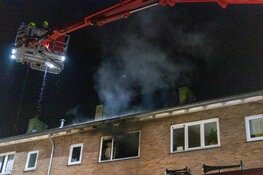 Flinke brand in woning Jan Gijzenkade in Haarlem, hulpdiensten uren bezig