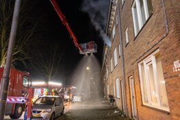 Flinke brand in woning Jan Gijzenkade in Haarlem, hulpdiensten uren bezig