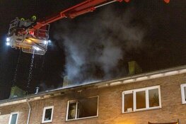 Flinke brand in woning Jan Gijzenkade in Haarlem, hulpdiensten uren bezig