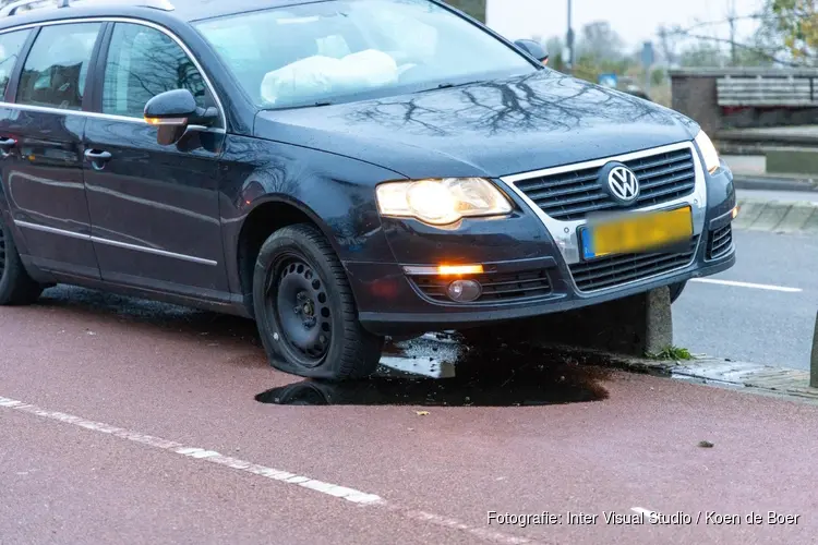 Automobilist rijdt voertuig kapot aan barrière-stenen