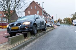 Automobilist rijdt voertuig kapot aan barrière-stenen
