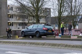Automobilist rijdt voertuig kapot aan barrière-stenen
