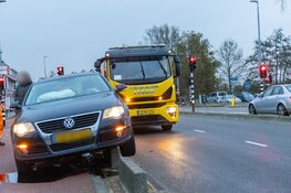 Automobilist rijdt voertuig kapot aan barrière-stenen