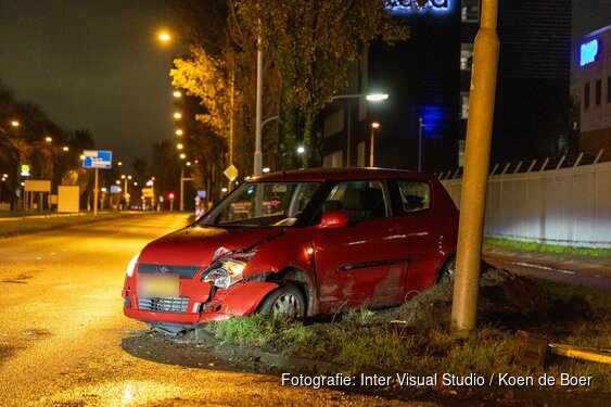 Auto vliegt uit de bocht in Haarlem