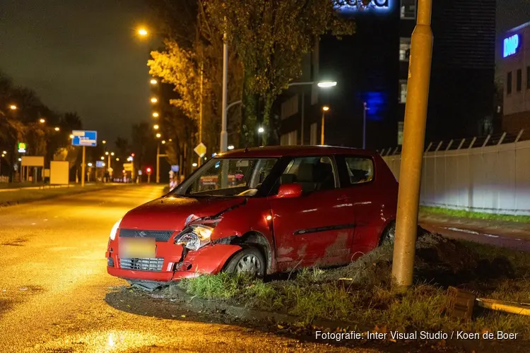 Auto vliegt uit de bocht in Haarlem