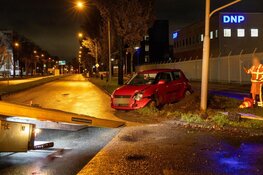 Auto vliegt uit de bocht in Haarlem