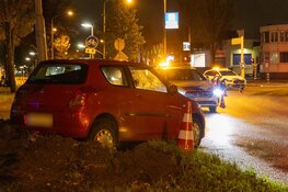 Auto vliegt uit de bocht in Haarlem