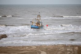 Gestrande kotter stand Zandvoort losgetrokken en de zee op