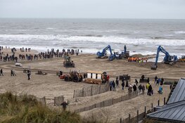 Gestrande kotter stand Zandvoort losgetrokken en de zee op