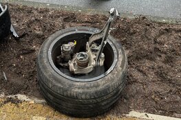 Achteras auto breekt af door aanrijding in Haarlem