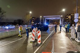 Auto op zijn kant bij eenzijdig ongeval in Haarlem