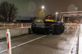 Auto op zijn kant bij eenzijdig ongeval in Haarlem