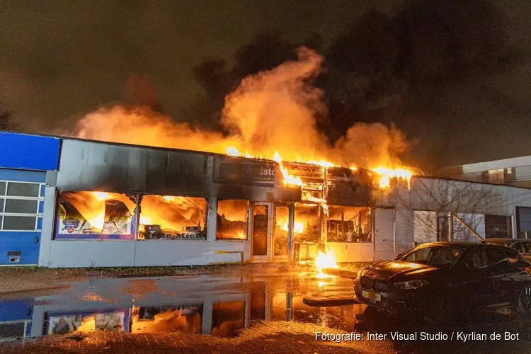 Uitslaande brand in Haarlemse witgoedzaak