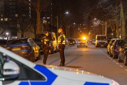 Politie met kogelwerende vesten in straat in Haarlem