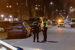 Politie met kogelwerende vesten in straat in Haarlem