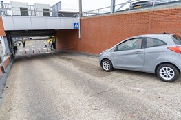Automobilist kantelt in parkeergarage Haarlem