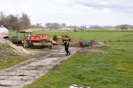 Persoon met been onder tractor in Haarlem