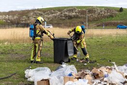 Vuilniswagen dumpt afval met smeulende lading