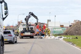 Vuilniswagen dumpt afval met smeulende lading