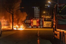 Bakwagen gaat in vlammen op tijdens nachtelijke autobrand in Haarlem