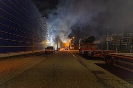 Bakwagen gaat in vlammen op tijdens nachtelijke autobrand in Haarlem