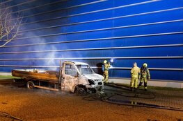Bakwagen gaat in vlammen op tijdens nachtelijke autobrand in Haarlem