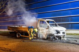 Bakwagen gaat in vlammen op tijdens nachtelijke autobrand in Haarlem