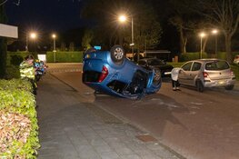 Auto over de kop bij ongeval in Haarlem