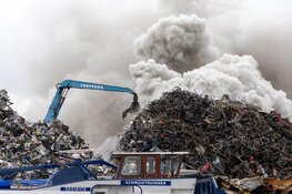 Enorme brand in auto- en scheepssloperij in Haarlem, omwonenden krijgen NL-Alert