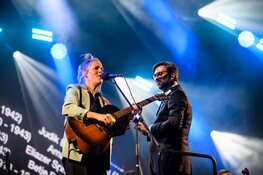 Regenachtig Bevrijdingspop Herdenkingsconcert 2024, maar bijna niemand denkt aan opstappen