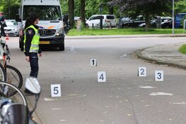 Ongeluk in Haarlem: motorrijder en fietser naar ziekenhuis