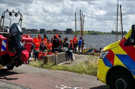 Zeilboot van scouting waait om, kinderen uit water gered